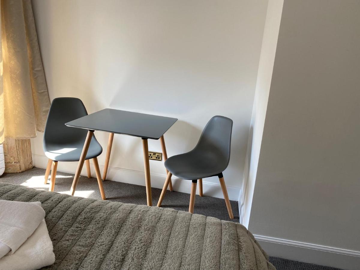 Royal Mile Suites By The Castle Edimburgo Esterno foto A small table and two chairs