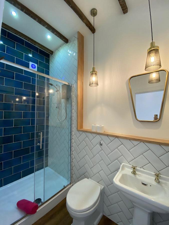 Royal Mile Suites By The Castle Edimburgo Esterno foto Bathroom with blue and white metro tiles