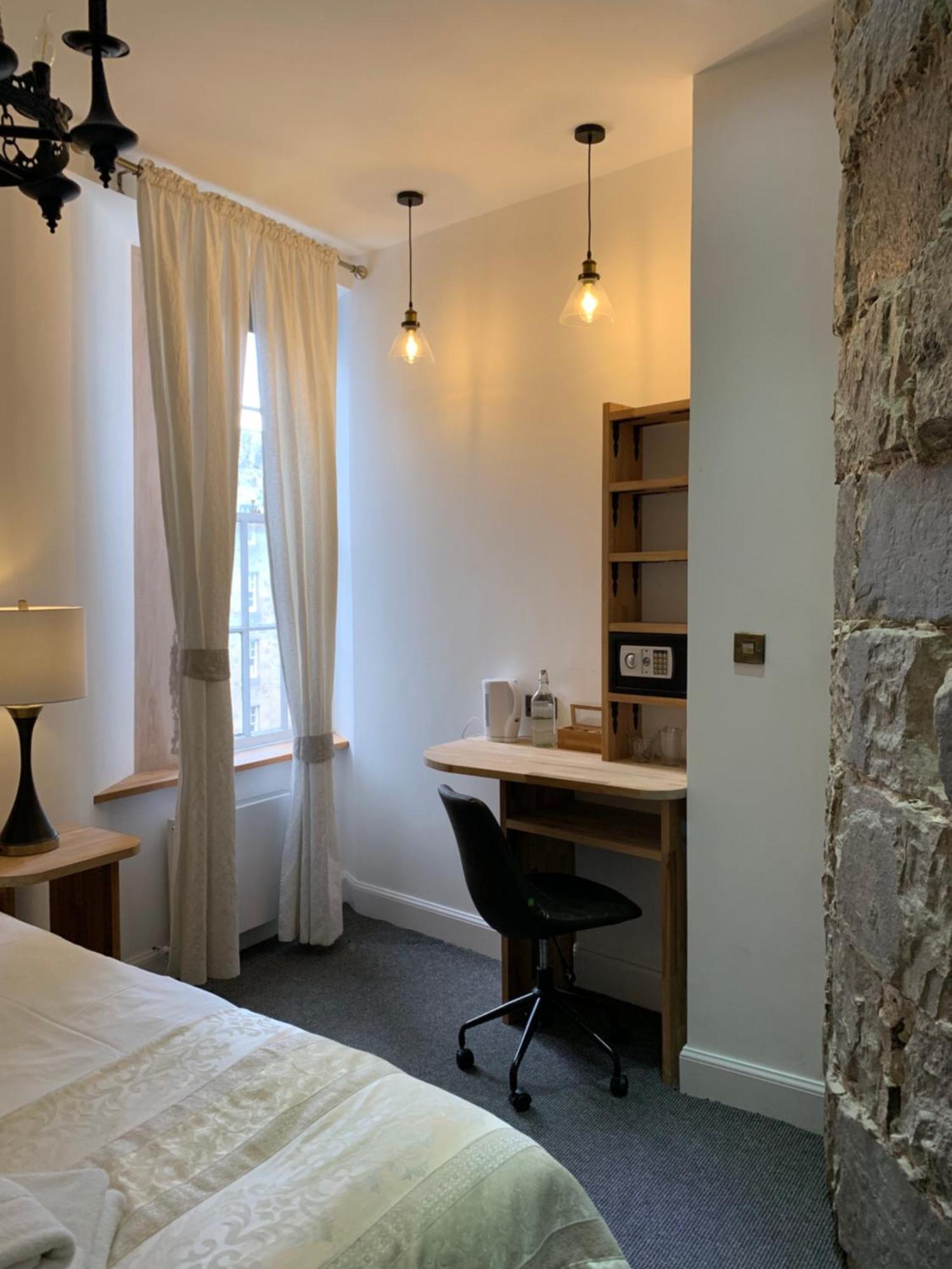 Royal Mile Suites By The Castle Edimburgo Esterno foto A room at the hotel