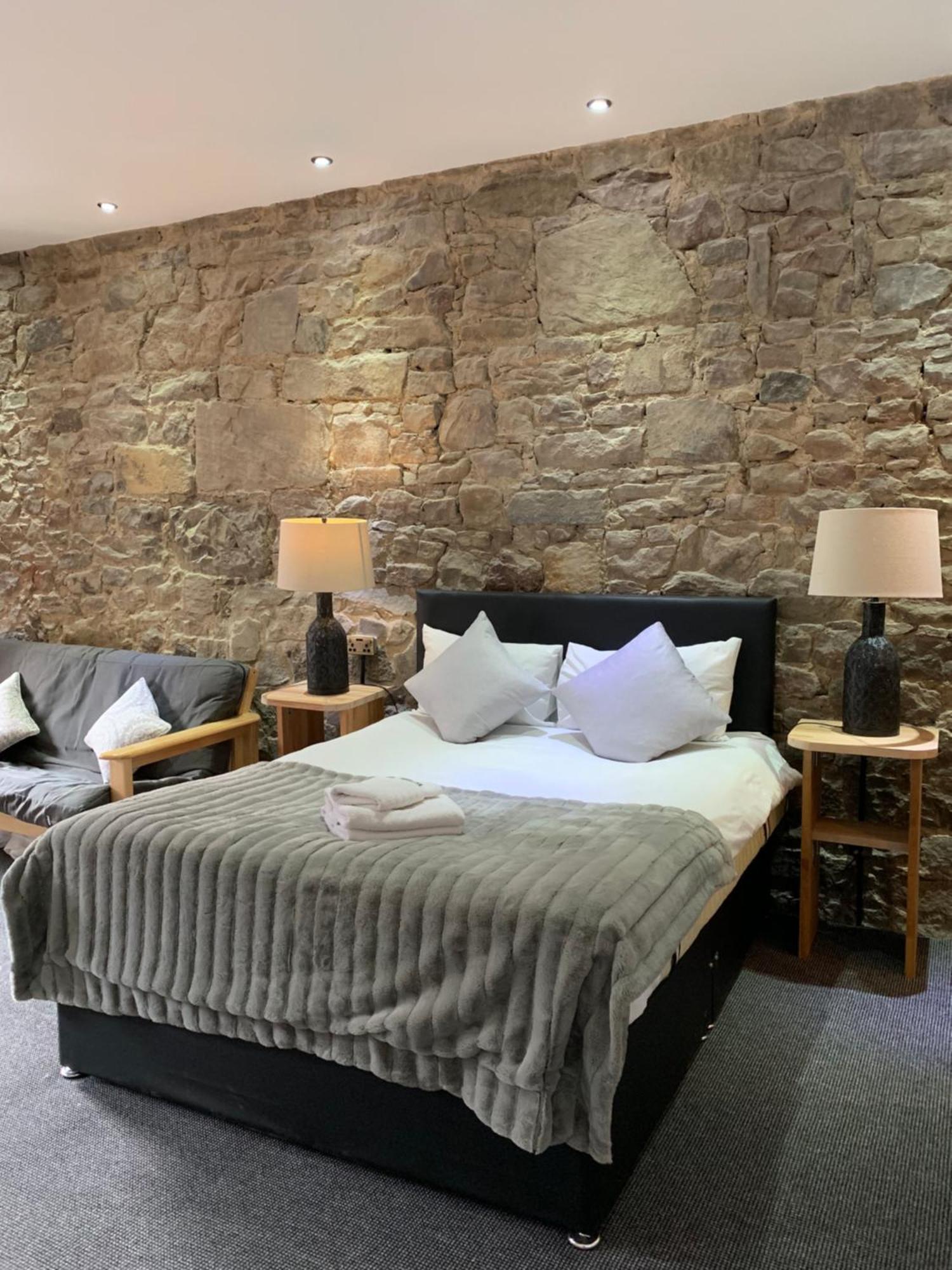 Royal Mile Suites By The Castle Edimburgo Esterno foto A bedroom at the hotel