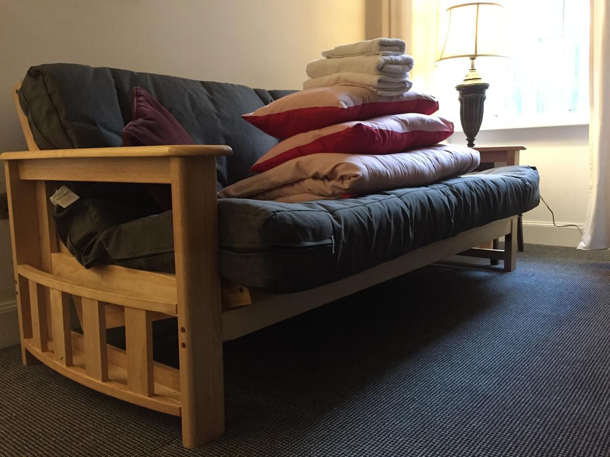 Royal Mile Suites By The Castle Edimburgo Esterno foto A futon