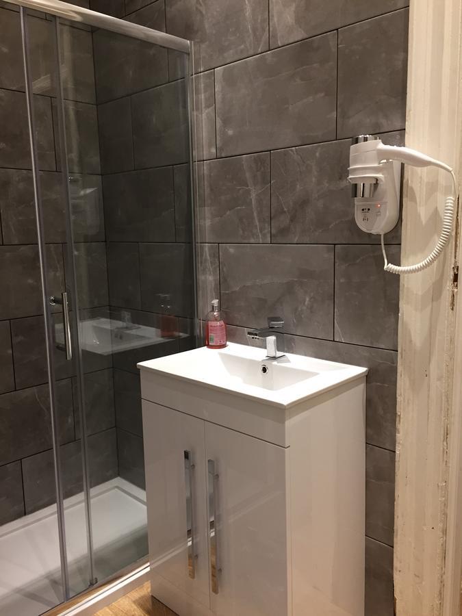 Royal Mile Suites By The Castle Edimburgo Esterno foto Bathroom of a hotel room