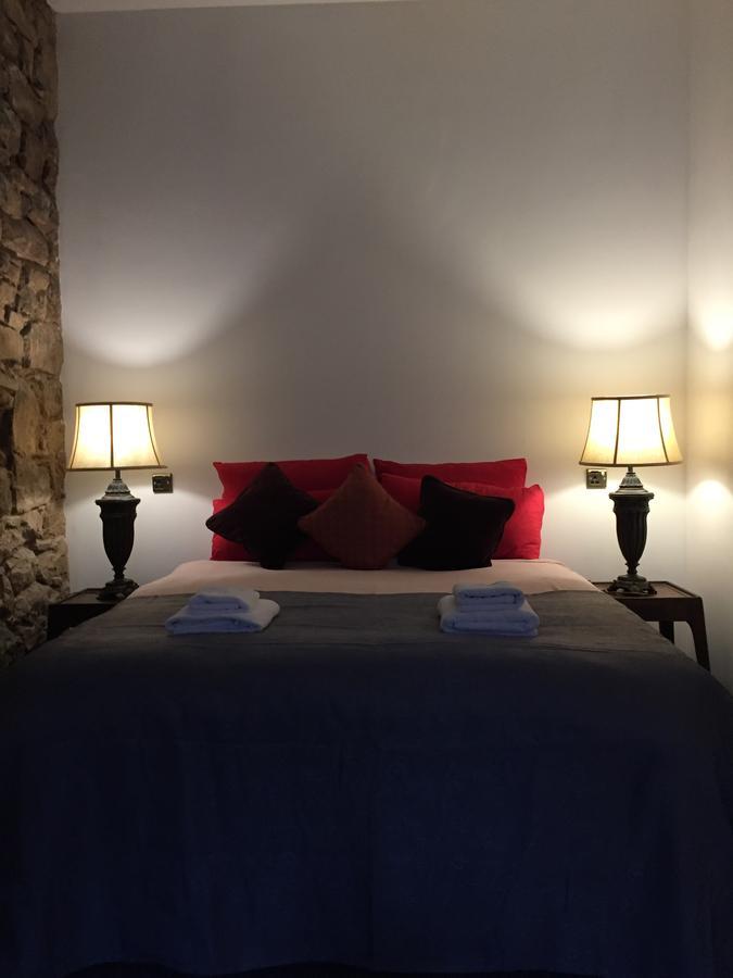 Royal Mile Suites By The Castle Edimburgo Esterno foto The bedroom at the Old Vicarage