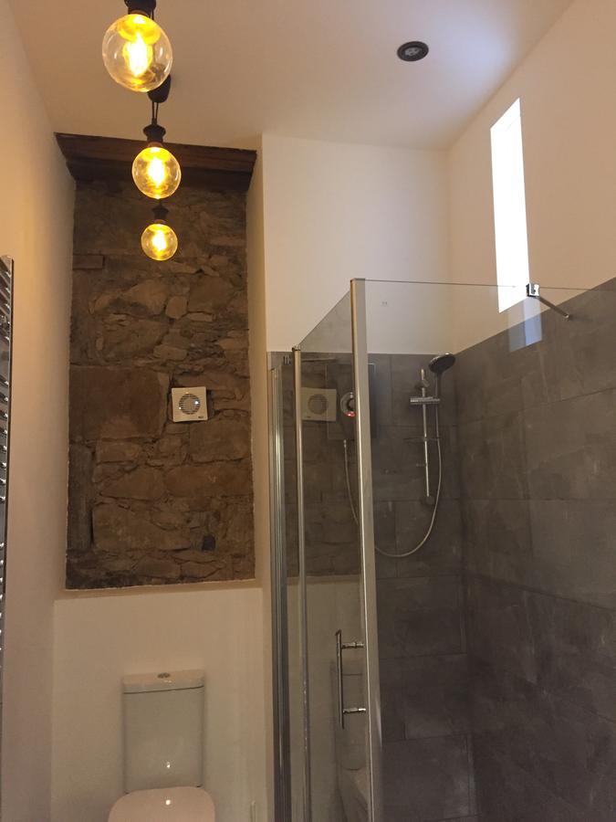 Royal Mile Suites By The Castle Edimburgo Esterno foto A shower cubicle