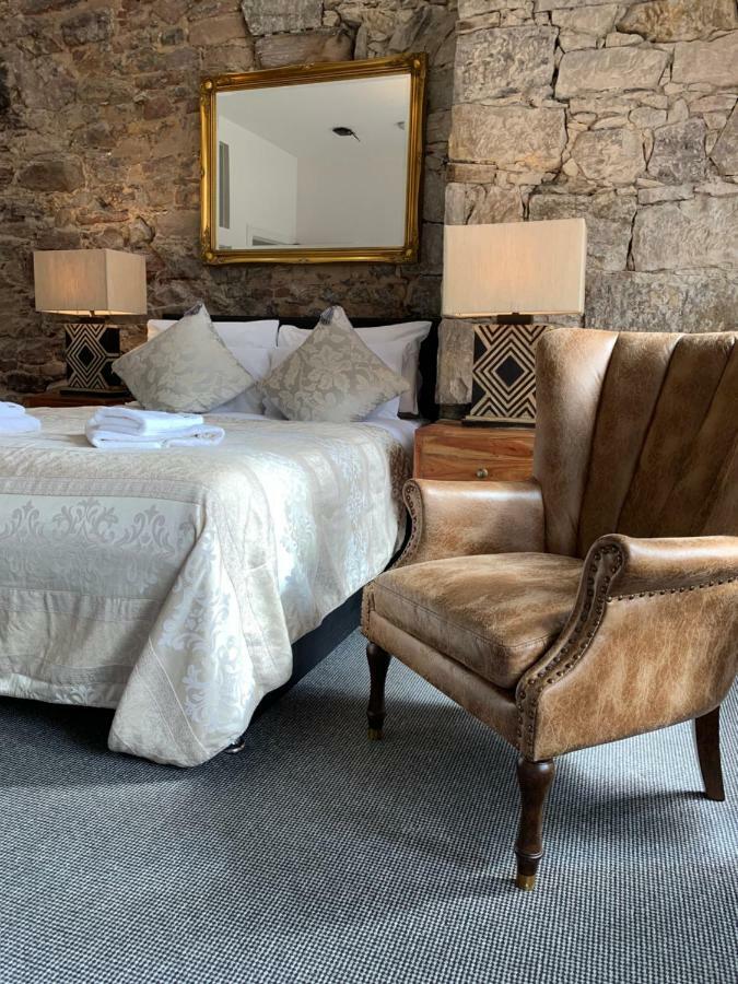 Royal Mile Suites By The Castle Edimburgo Esterno foto A bedroom at the hotel