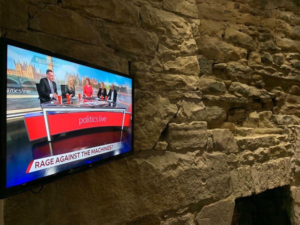 Royal Mile Suites By The Castle Edimburgo Esterno foto The programme being broadcast in 2019
