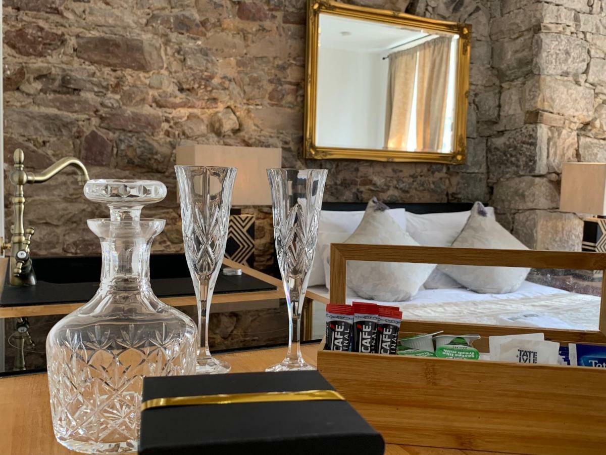 Royal Mile Suites By The Castle Edimburgo Esterno foto A set of champagne glasses